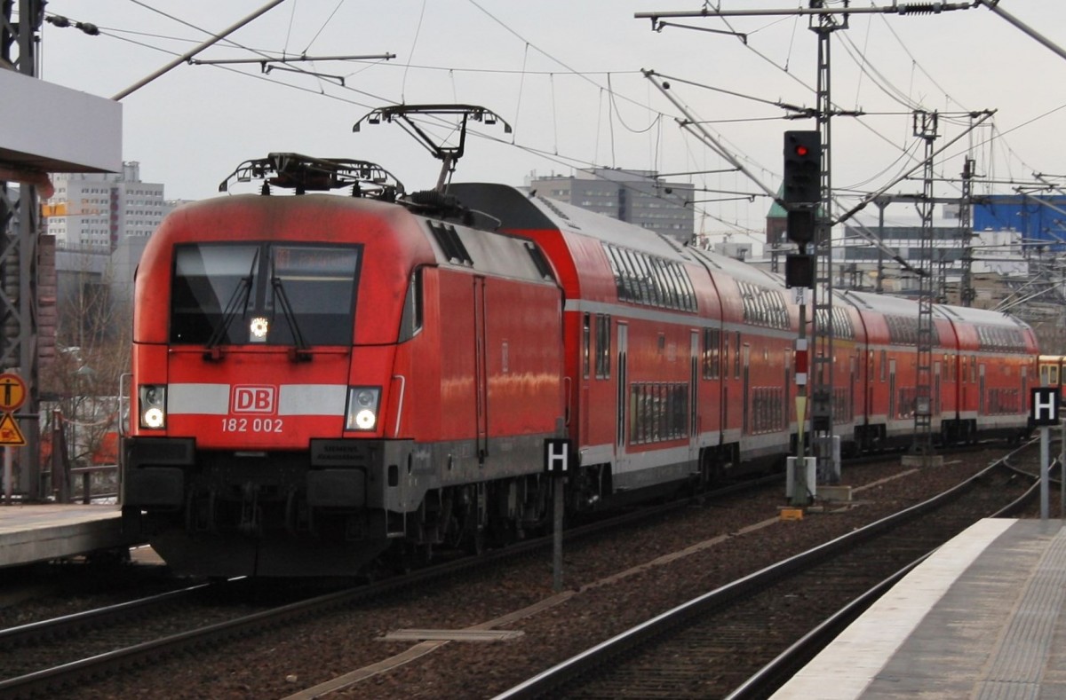 Hier 182 002 mit einem RE1 (RE18117) von Magdeburg Hbf. nach Frankfurt(Oder), bei der Einfhart am 4.1.2014 in Berlin Ostbahnhof.