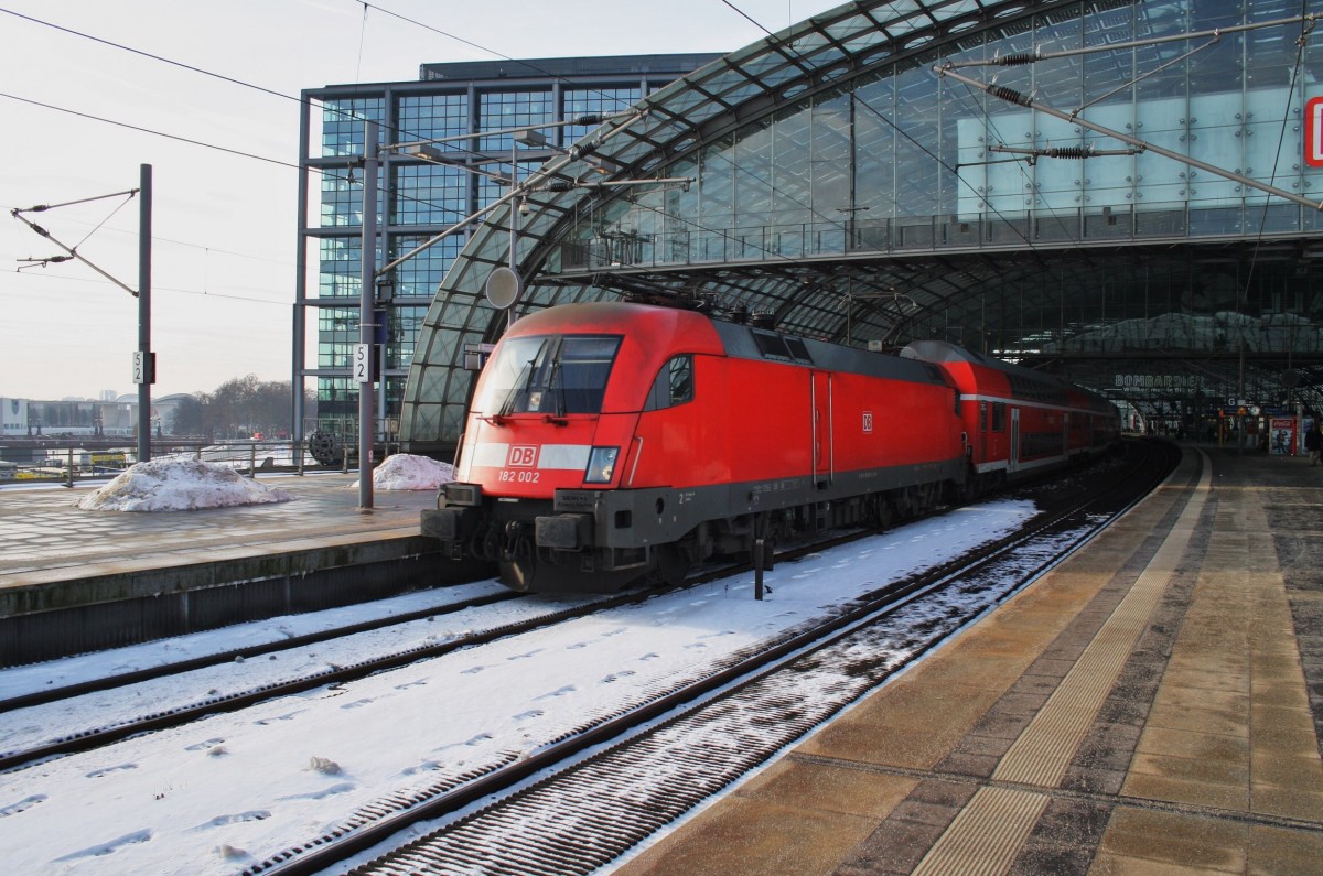 Hier 182 002 mit einem RE1 (RE18113) von Magdeburg Hbf. nach Frankfurt(Oder), bei der Ausfahrt am 1.2.2014 aus Berlin Hbf.