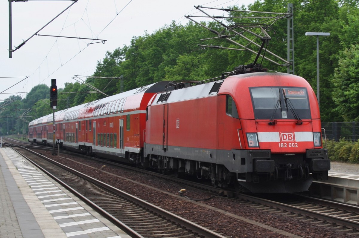 Hier 182 002 mit einem RE1 (RE18172) von Frankfurt(Oder) nach Brandenburg Hbf., bei der Ausfahrt am 1.5.2014 aus Potsdam Park Sanssouci. 