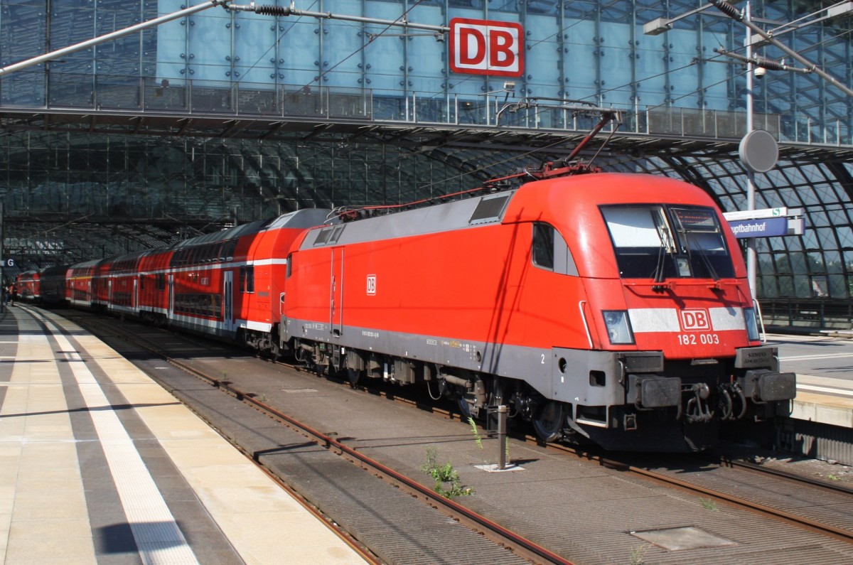Hier 182 003 mit einem RE1 (RE18172) von Frankfurt(Oder) nach Brandenburg Hbf., bei der Einfahrt am 17.8.2013 in Berlin Hbf. 