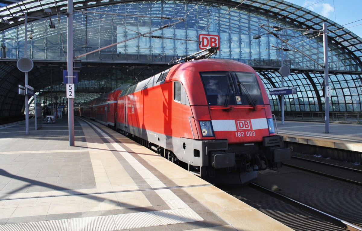 Hier 182 003 mit einem RE1 (RE18121) von Magdeburg Hbf. nach Berlin Ostbahnhof, bei der Ausfahrt am 29.9.2013 aus Berlin Hbf. 