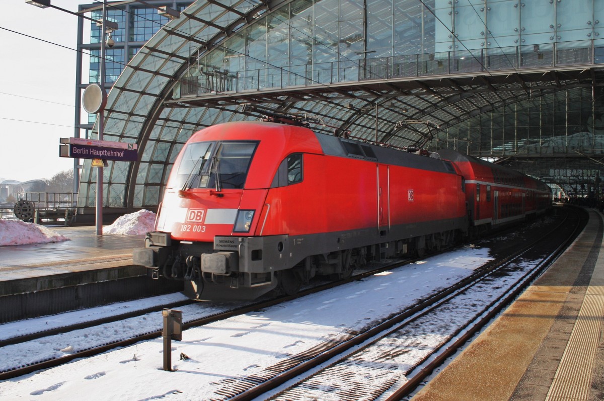 Hier 182 003 mit einem RE1 (RE18111) von Magdeburg Hbf. nach Frankfurt(Oder), bei der Ausfahrt am 1.2.2014 aus Berlin Hbf. 