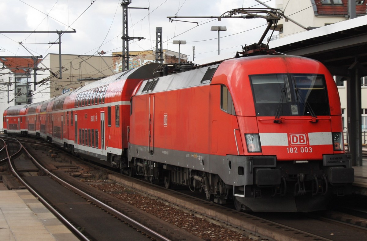 Hier 182 003 mit einem RE1 (RE18120) von Frankfurt(Oder) nach Magdeburg Hbf., bei der Ausfahrt am 15.3.2014 aus Berlin Friedrichstraße.