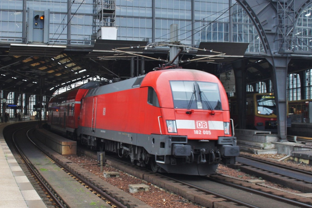 Hier 182 005 mit einem RE1 (RE18170) von Frankfurt(Oder) nach Brandenburg Hbf., bei der Einfahrt am 16.11.2013 in Berlin Friedrichstraße. 