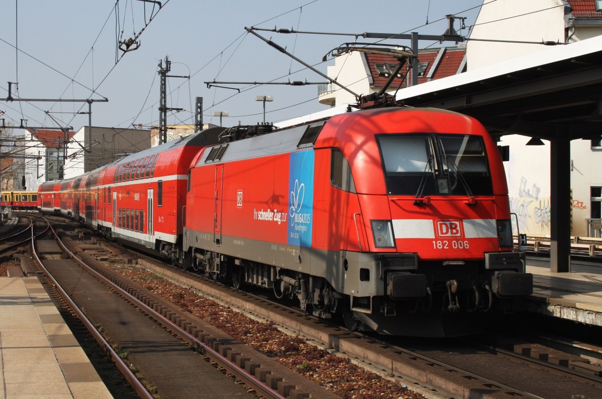 Hier 182 006 mit einem RE1 (RE18120) von Frankfurt(Oder) nach Magdeburg Hbf., bei der Ausfahrt am 10.4.2015 aus Berlin Friedrichstraße.