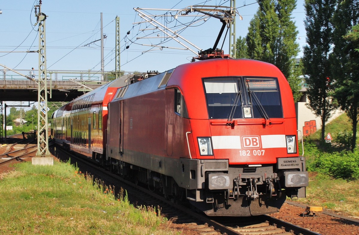 Hier 182 007 mit einem RE1 (RE18108) von Frankfurt(Oder) nach Magdeburg Hbf., bei der Ausfahrt am 7.7.2013 aus Potsdam Hbf.