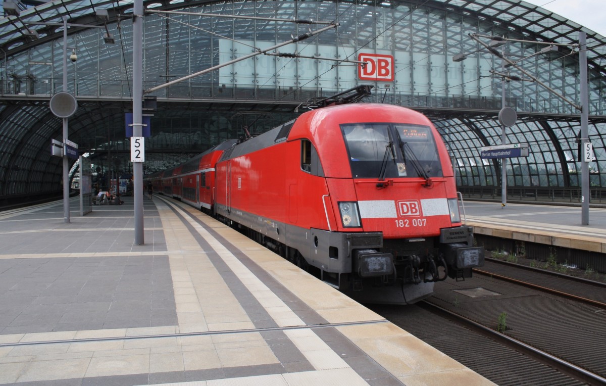 Hier 182 007 mit einem RE1 (RE18119) von Magdeburg Hbf. nach Cottbus, bei der Ausfahrt am 26.7.2013 aus Berlin Hbf. 