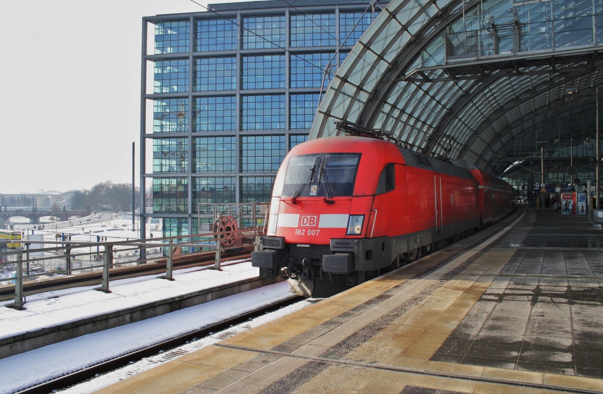 Hier 182 007 mit einem RE1 (RE18179) von Brandenburg Hbf. nach Frankfurt(Oder), bei der Ausfahrt am 1.2.2014 aus Berlin Hbf. 