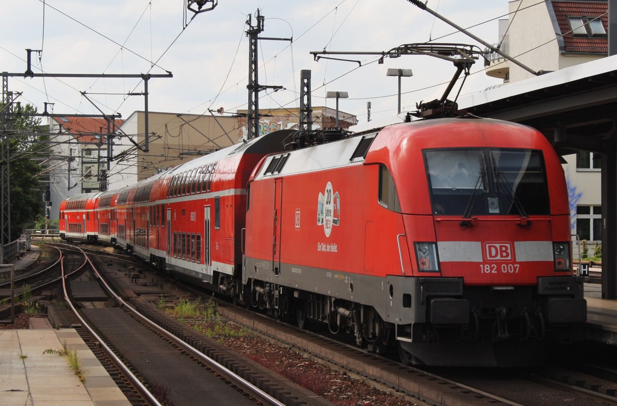 Hier 182 007 mit einem RE1 (RE18126) von Eisenhüttenstadt nach Magdeburg Hbf., bei der Ausfahrt am 27.6.2014 aus Berlin Friedrichstraße.