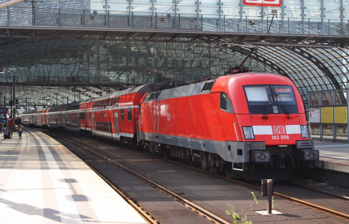Hier 182 008 mit einem RE1 (RE18126) von Frankfurt(Oder) nach Magdeburg Hbf., bei der Einfahrt am 27.7.2013 in Berlin Hbf. 