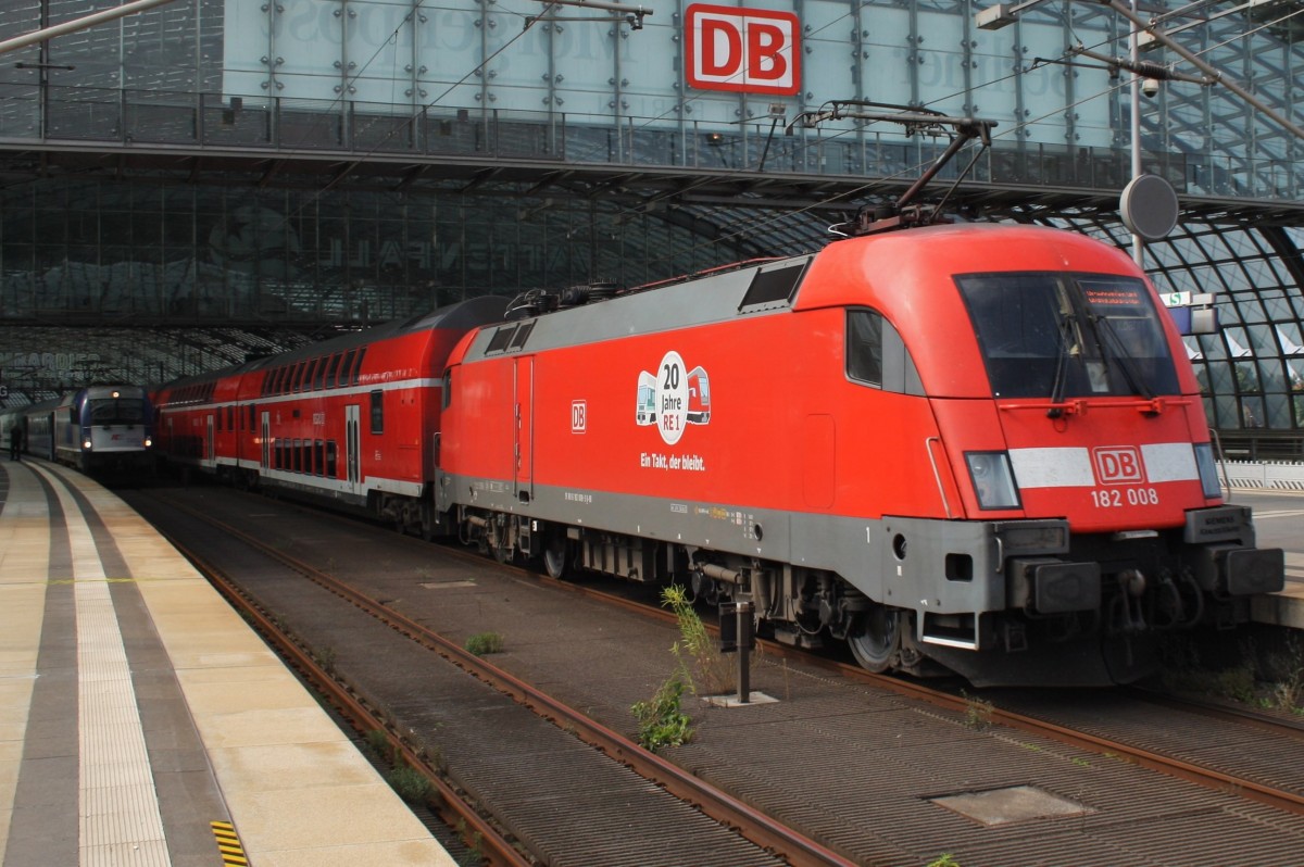 Hier 182 008 mit einem RE1 (RE18176) von Frankfurt(Oder) nach Brandenburg Hbf., bei der Einfahrt am 6.9.2014 in Berlin Hbf. 