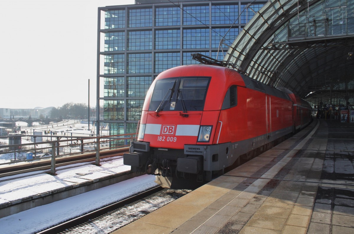 Hier 182 009 mit einem RE1 (RE18183) von Brandenburg Hbf. nach Frankfurt(Oder), bei der Ausfahrt am 1.2.2014 aus Berlin Hbf. 