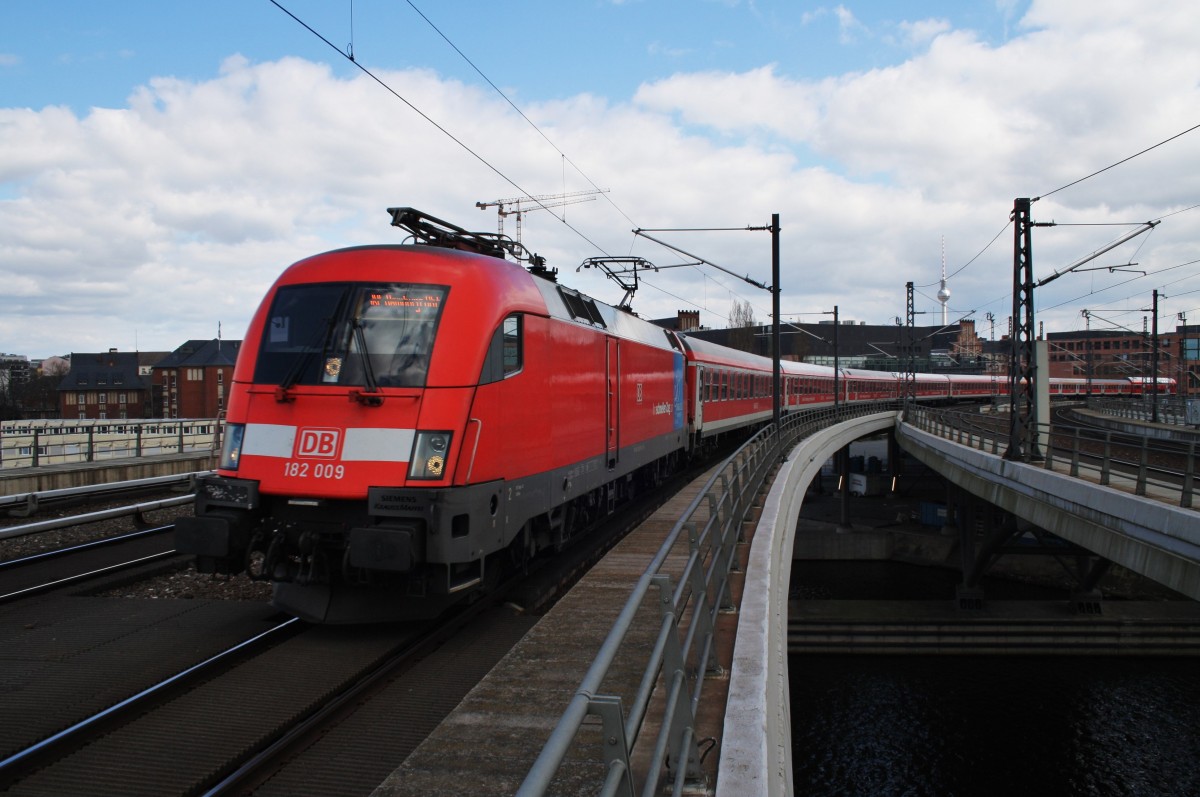 Hier 182 009 mit IRE18098 von Berlin Ostbahnhof nach Hamburg Hbf., bei der Einfahrt am 6.4.2015 in Berlin Hbf. 