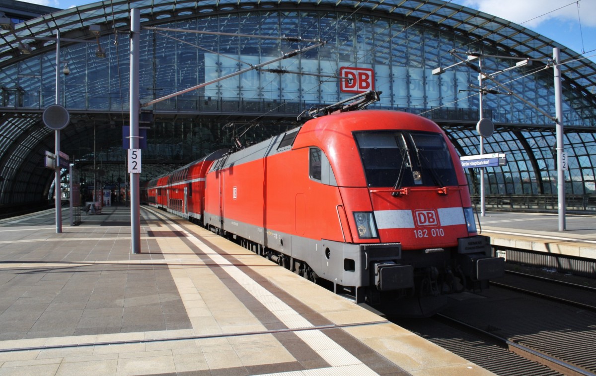 Hier 182 010 mit einem RE1 (RE18115) von Magdeburg Hbf. nach Berlin Ostbahnhof, bei der Ausfahrt am 29.9.2013 aus Berlin Hbf.
