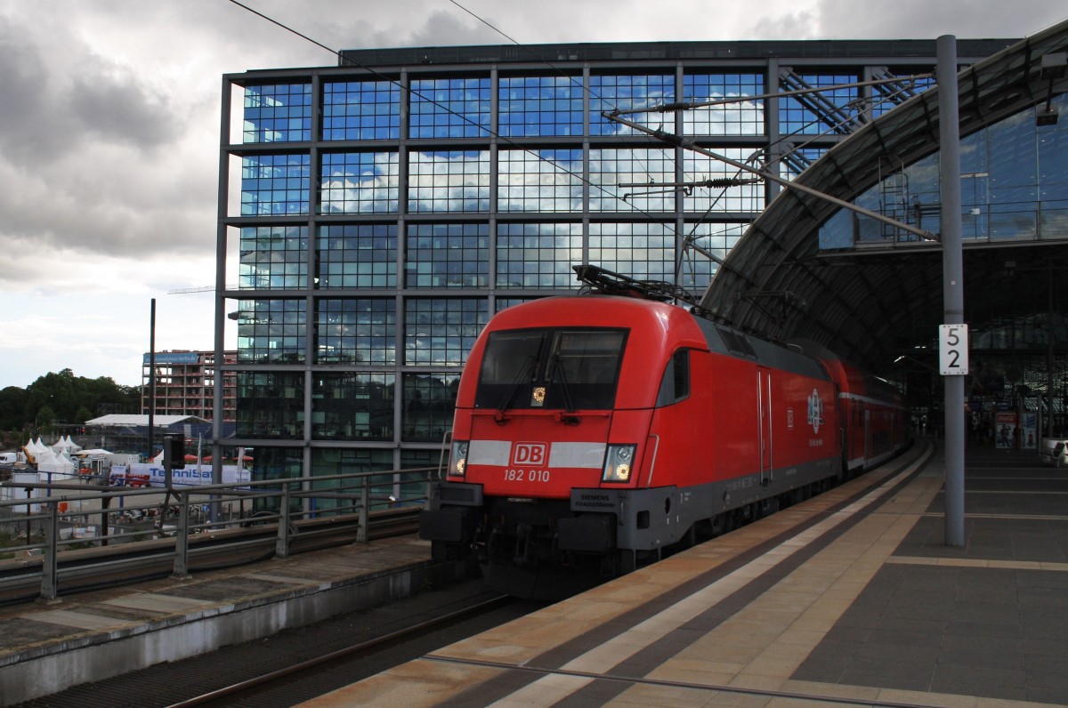 Hier 182 010 mit einem RE1 (RE18191) von Brandenburg Hbf. nach Frankfurt(Oder), bei der Ausfahrt am 14.6.2014 aus Berlin Hbf. 