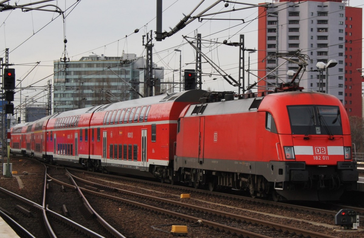 Hier 182 011 mit einem RE1 (RE18122) von Frankfurt(Oder) nach Magdeburg Hbf., bei der Ausfahrt am 4.1.2014 aus Berlin Ostbahnhof. 
