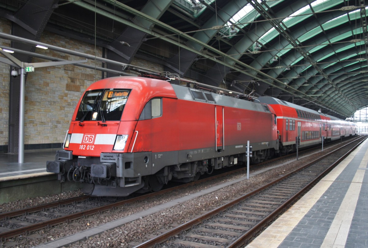 Hier 182 012 mit einem RE1 (RE18113) von Magdeburg Hbf. nach Frankfurt(Oder), dieser Zug stand am 16.11.2013 in Berlin Ostbahnhof. 