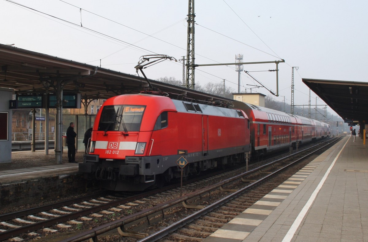 Hier 182 012 mit einem RE1 (RE18108) von Frankfurt(Oder) nach Magdeburg Hbf., bei der Ausfahrt am 29.3.2014 aus Berlin Wannsee. 