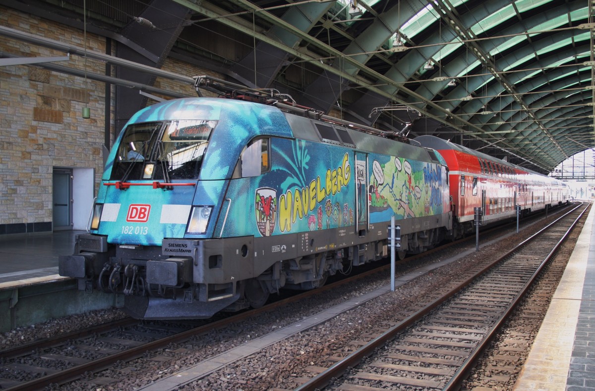 Hier 182 013 mit einem RE1 (RE18117) von Magdeburg Hbf. nach Frankfurt(Oder), dieser Zug stand am 1.8.2015 in Berlin Ostbahnhof. 