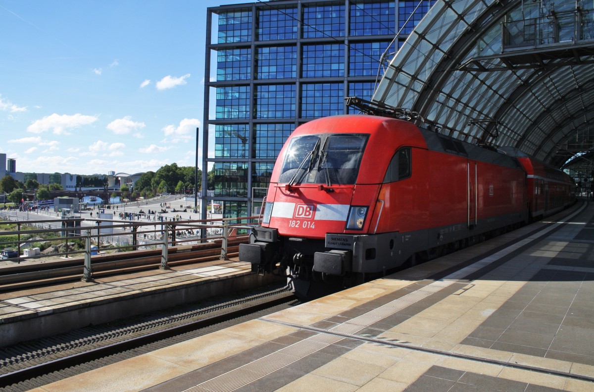 Hier 182 014 mit einem RE1 (RE18185) von Brandenburg Hbf. nach Berlin Ostbahnhof, bei der Ausfahrt am 29.9.2013 aus Berlin Hbf.