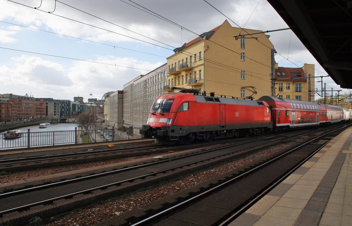 Hier 182 015 mit einem RE1 (RE18181) von Brandenburg Hbf. nach Frankfurt(Oder), bei der Einfahrt am 15.3.2014 in Berlin Friedrichstraße. 