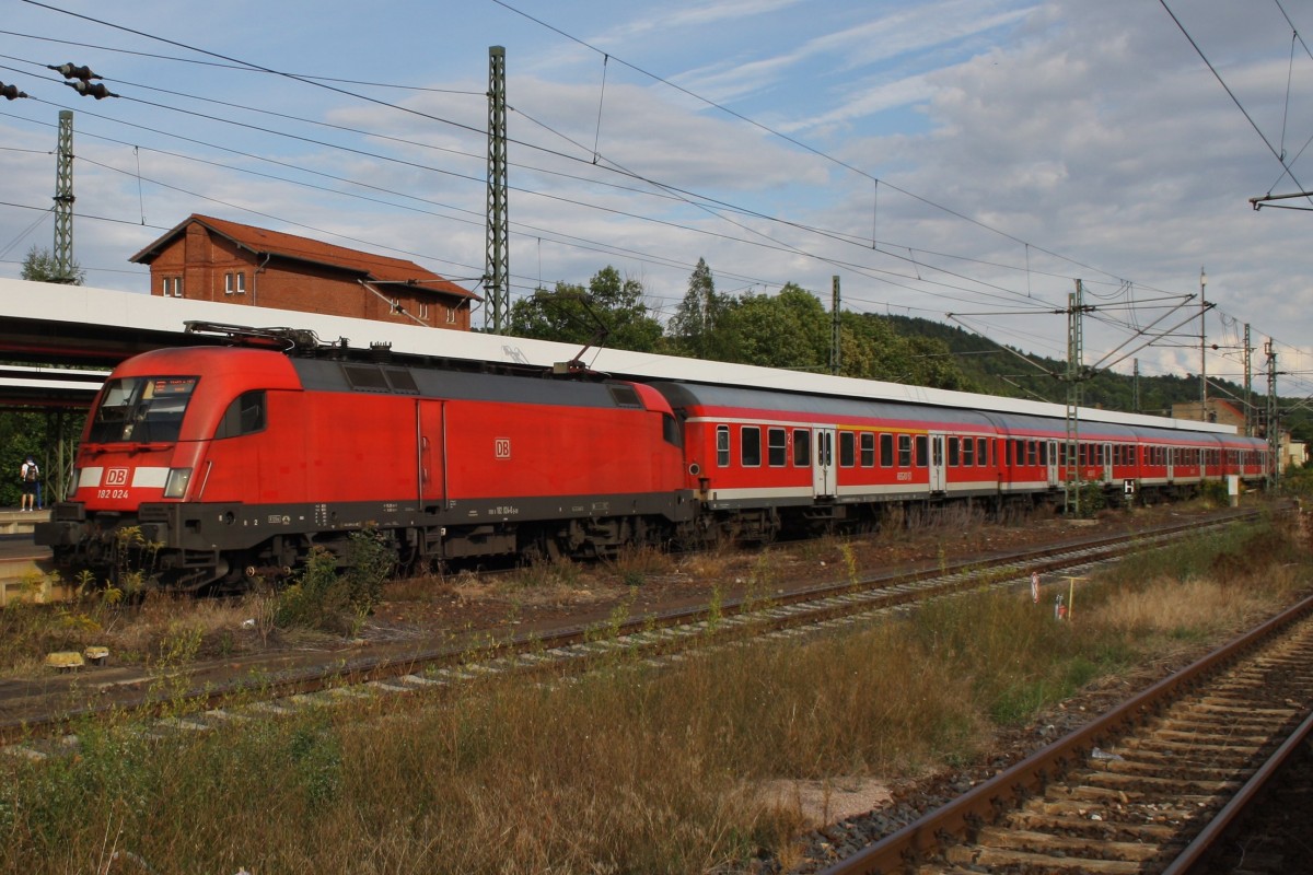 Hier 182 024 mit einer RB20 (RB16324) von Halle(Saale) Hbf. nach Eisenach, bei der Einfahrt am 20.8.2014 in Eisenach. 