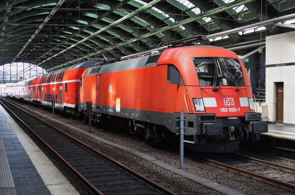 Hier 182 025-7 mit einem RE1 (RE18183) von Brandenburg Hbf. nach Frankfurt(Oder), dieser Zug stand am 1.8.2015 in Berlin Ostbahnhof. 