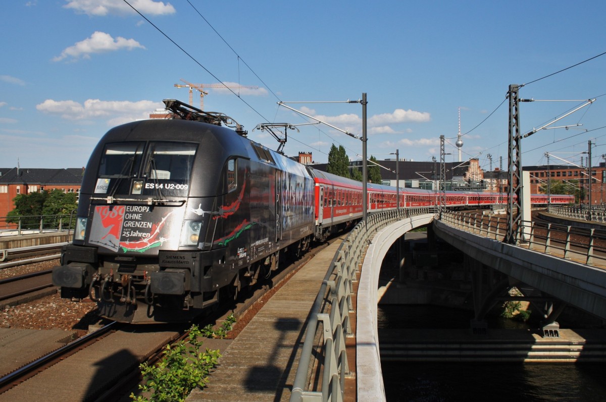 Hier 182 509-0 mit IRE18092 von Berlin Ostbahnhof nach Hamburg Hbf., bei der Einfahrt am 1.8.2015 in Berlin Hbf. 