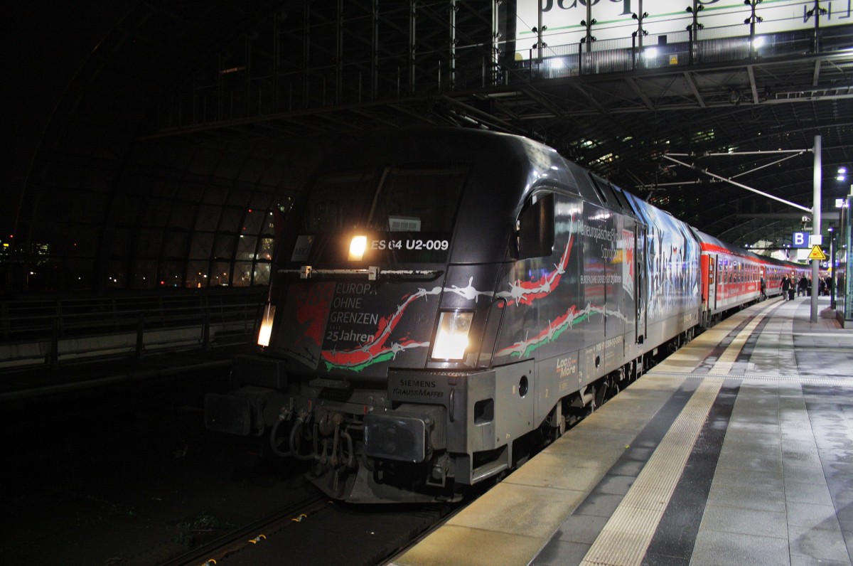 Hier 182 509-0 mit IRE4272 von Berlin Ostbahnhof nach Hamburg Hbf., dieser Zug stand am 18.12.2015 in Berlin Hbf.
