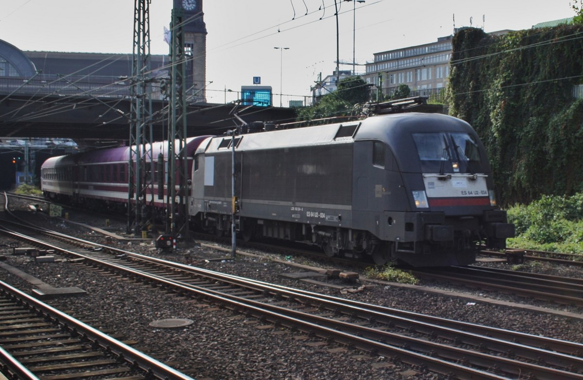 Hier 182 534-8 mit HKX1801 von Kln Hbf. nach Hamburg-Altona, bei der Ausfahrt am 4.10.2013 aus Hamburg Hbf. 
