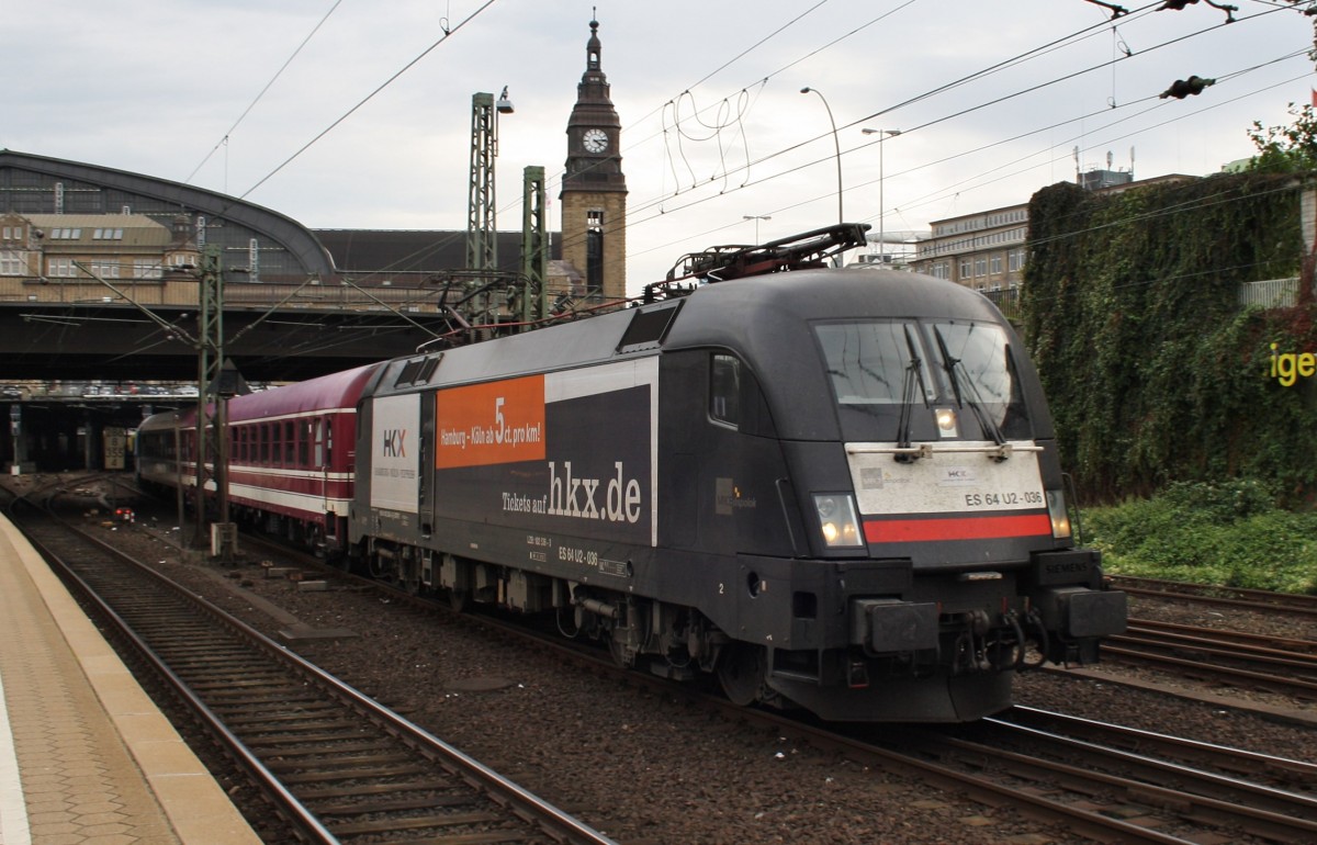 Hier 182 536-3 mit HKX1803 von Kln Hbf. nach Hamburg-Altona, bei der Ausfahrt am 4.10.2013 aus Hamburg Hbf. 