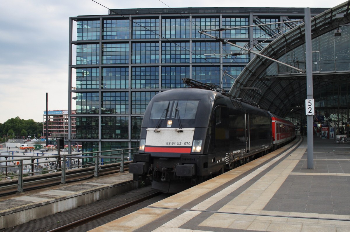Hier 182 570-2 mit IRE18597 von	Hamburg Hbf. nach Berlin Ostbahnhof, bei der Ausfahrt am 27.6.2014 aus Berlin Hbf.