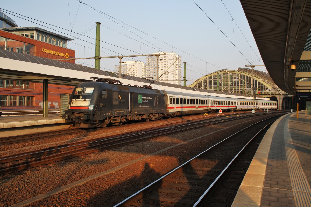 Hier 182 573-6 mit EC248 von Wroclaw Glowny nach Berlin Hbf., bei der Ausfahrt am 29.3.2014 aus Berlin Ostbahnhof.
