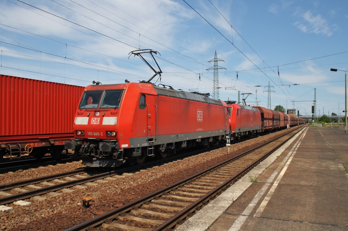 Hier 185 045-2 und 185 156-7 mit einem Schttgutwagenzug, bei der Durchfahrt am 7.7.2013 durch Berlin Schnefeld Flughafen, in Richtung Genshagener Heide.