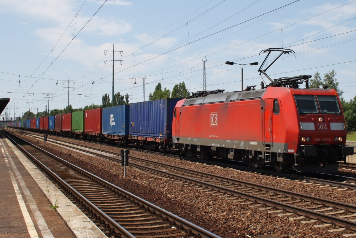 Hier 185 148-4 mit einem Containerzug, bei der Durchfahrt am 7.7.2013 durch Berlin Schnefeld Flughafen, in Richtung Berlin Grnauer Kreuz.