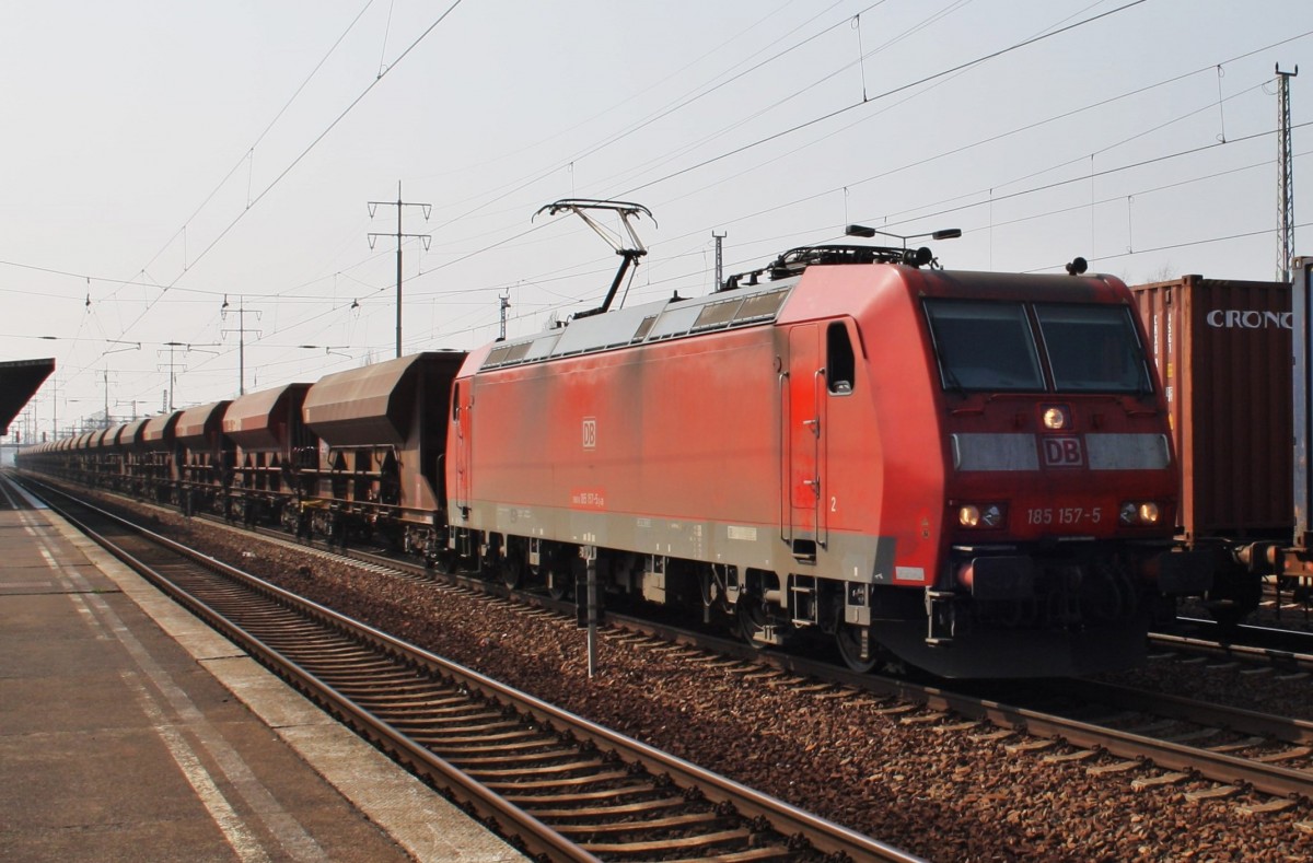 Hier 185 157-5 mit einem Schüttgutwagenzug, bei der Durchfahrt am 29.3.2014 durch Berlin Schönefeld Flughafen, in Richtung Berlin Grünauer Kreuz.
