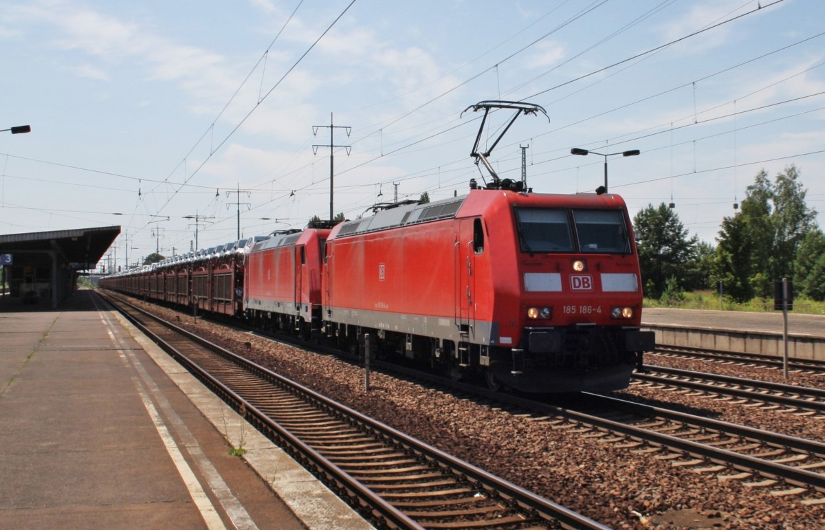 Hier 185 186-4 und die Wagenlok 185 218-5 mit einem Autotransportzug, bei der Durchfahrt am 7.7.2013 durch Berlin Schnefeld Flughafen.