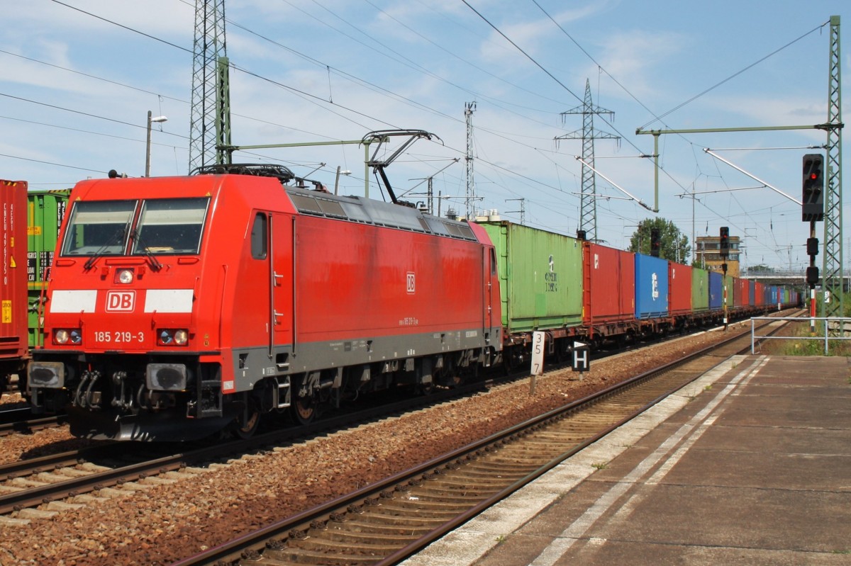Hier 185 219-3 mit einem Containerzug, bei der Durchfahrt am 7.7.2013 durch Berlin Schnefeld Flughafen, in Richtung Genshagener Heide.