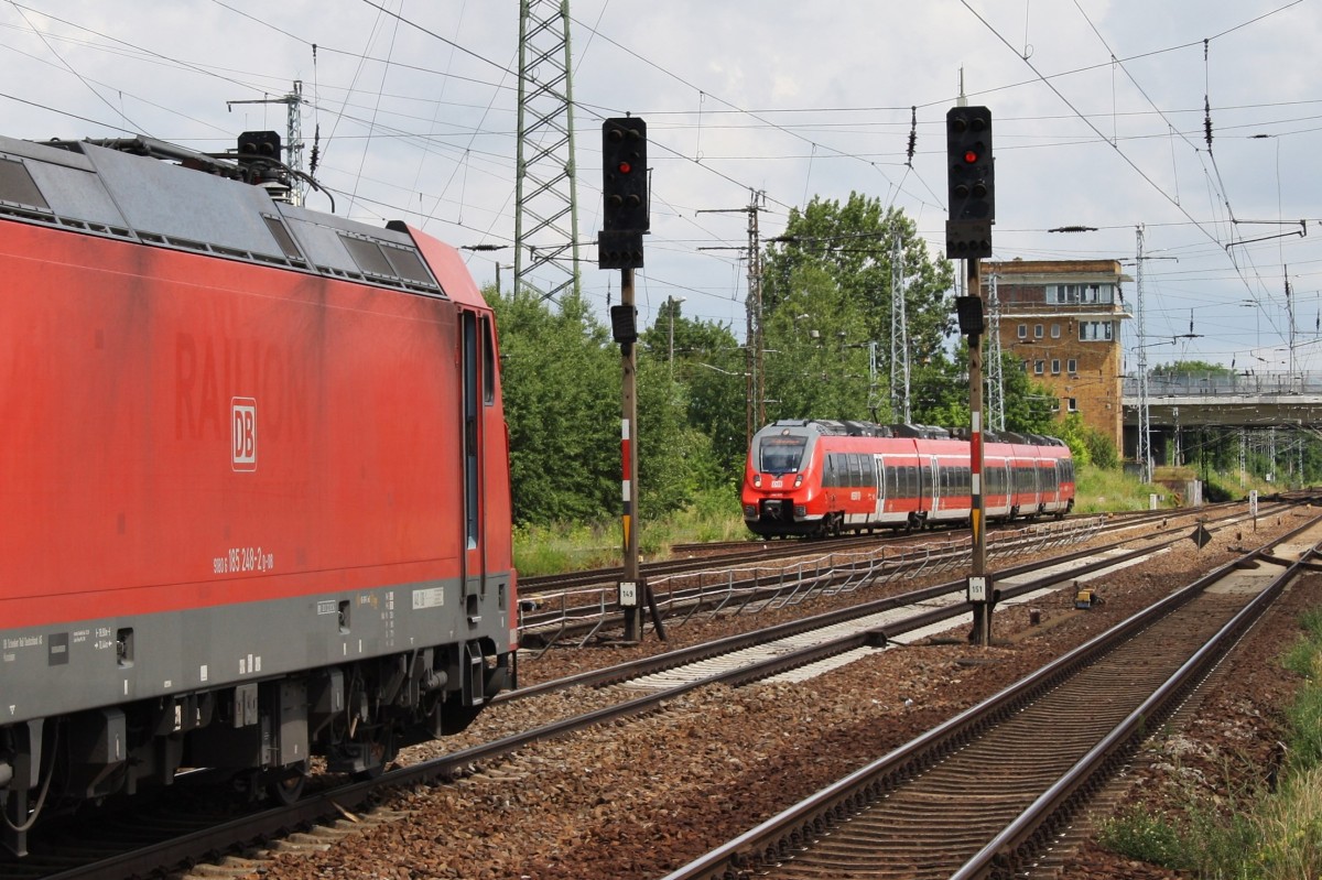Hier 185 248-2 und im Hintergrund 442 821-5 als RB14 (RB18917)  Airport-Express  von Nauen nach Berlin Schönefeld Flughafen, diese beiden Züge begegneten sich am 14.6.2014 in Berlin Schönefeld Flughafen.