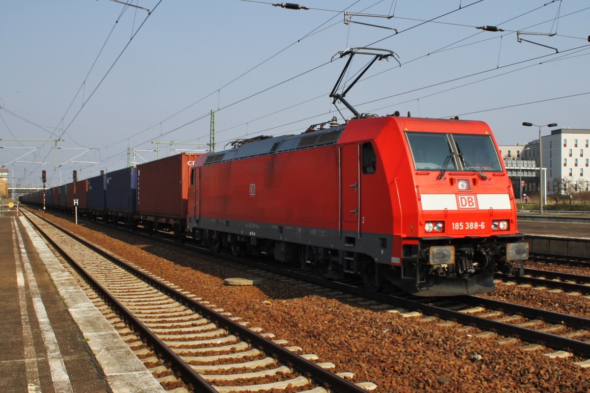 Hier 185 388-6 mit einem Containerzug, bei der Durchfahrt am 29.3.2014 durch Berlin Schönefeld Flughafen, in Richtung Genshagener Heide.