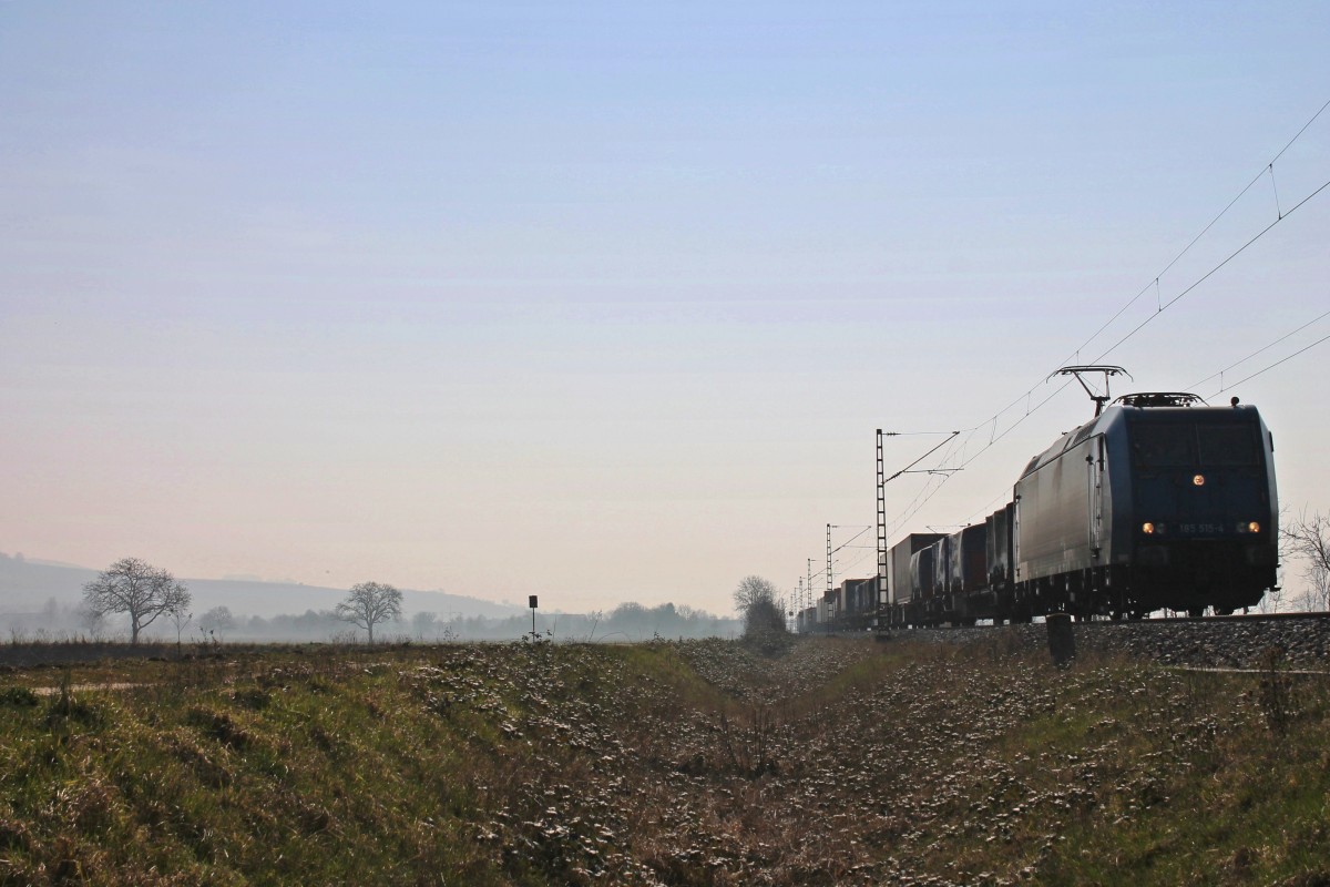 Hier die 185 515-4 von Alpha Trains/Railtraxx mit einem langen Containerzug am 08.03.2014 auf der KBS 703 auf ihrem Weg nach Aachen West nördlich von Müllheim (Baden) unterwegs.