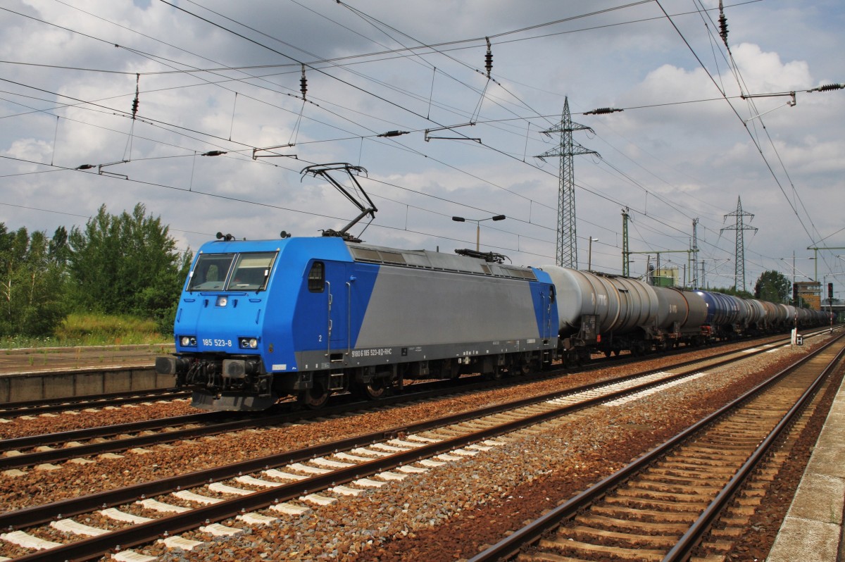 Hier 185 523-8 mit einem Kesslwagenzug, bei der Durchfahrt am 14.7.2014 durch Berlin Schönefeld Flughafen, in Richtung Genshagener Heide.