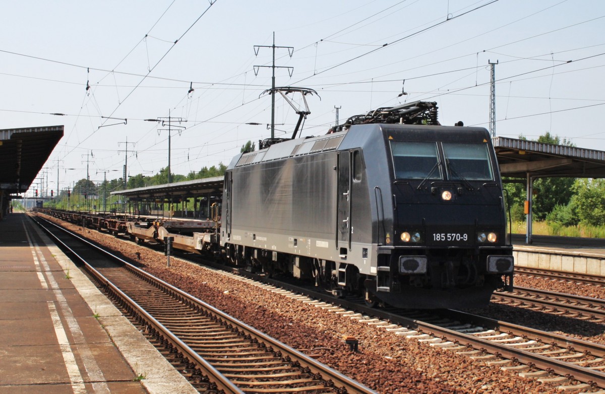 Hier 185 570-9 mit einem KLV-Zug, bei der Durchfahrt am 27.7.2013 durch Berlin Schnefeld Flughafen, in Richtung Berlin Grnauer Kreuz.
