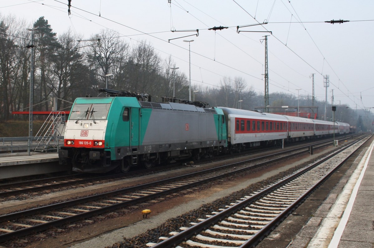 Hier 186 135-0 mit CNL1246 von München Ost nach Berlin Lichtenberg, bei der Einfahrt am 29.3.2014 in Berlin Wannsee. 