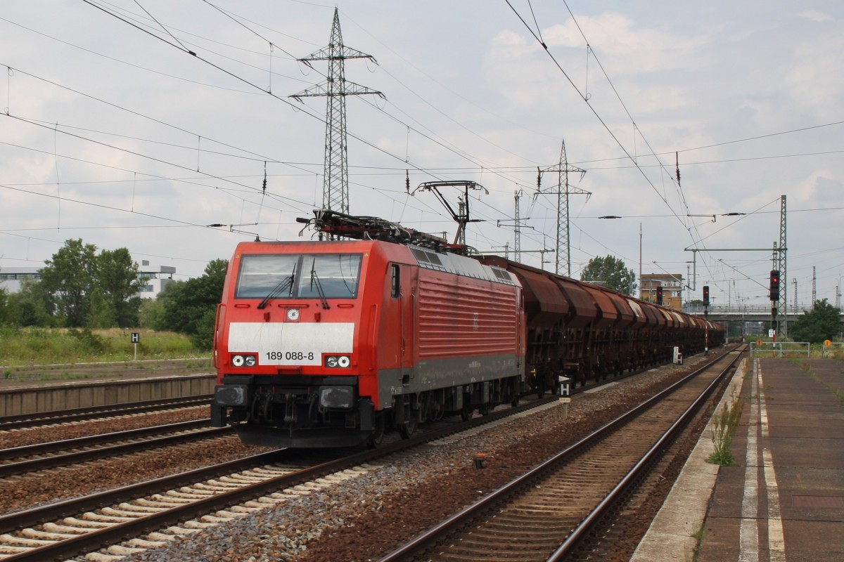 Hier 189 088-8 mit einem Schüttgutwagenzug, bei der Durchfahrt am 14.7.2014 durch Berlin Schönefeld Flughafen, in Richtung Genshagener Heide.