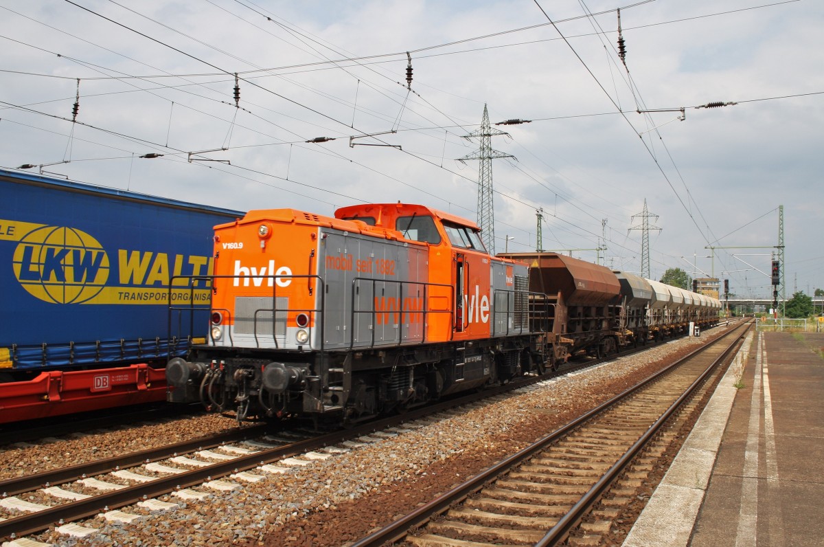 Hier 203 141-7 mit einem Schüttgutwagenzug, bei der Durchfahrt am 14.7.2014 durch Berlin Schönefeld Flughafen, in Richtung Genshagener Heide. Grüße an den netten Tf.