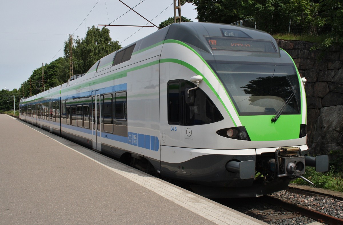 Hier 2081 004-5 als S N von Helsinki nach Kerava/Kervo, dieser Triebzug stand am 19.6.2013 in Helsinki. 