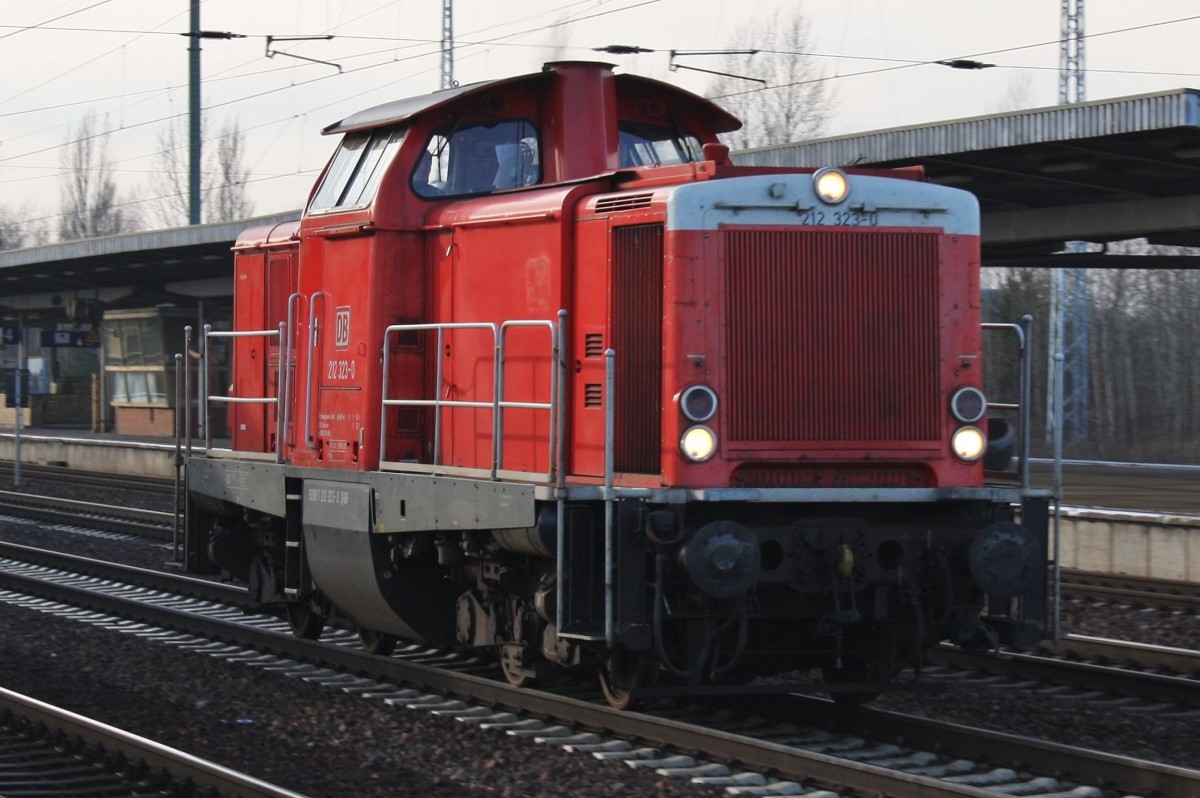 Hier 212 323-0 als Lz, bei der Durchfahrt am 18.1.2014 durch Berlin Schnefeld Flughafen, in Richtung Berlin Grnauer Kreuz.