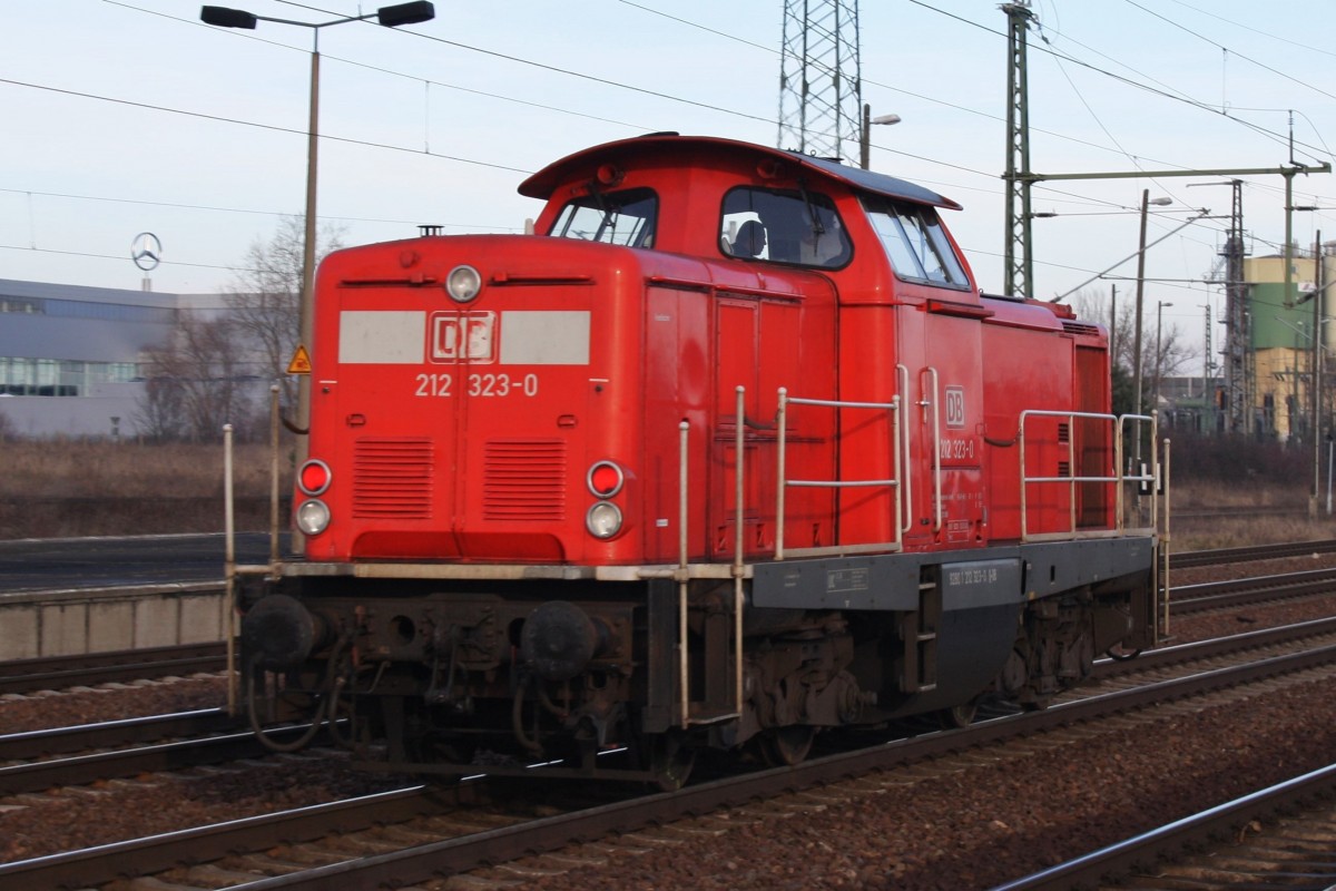 Hier 212 323-0 als Lz, bei der Durchfahrt am 18.1.2014 durch Berlin Schnefeld Flughafen, in Richtung Berlin Grnauer Kreuz.