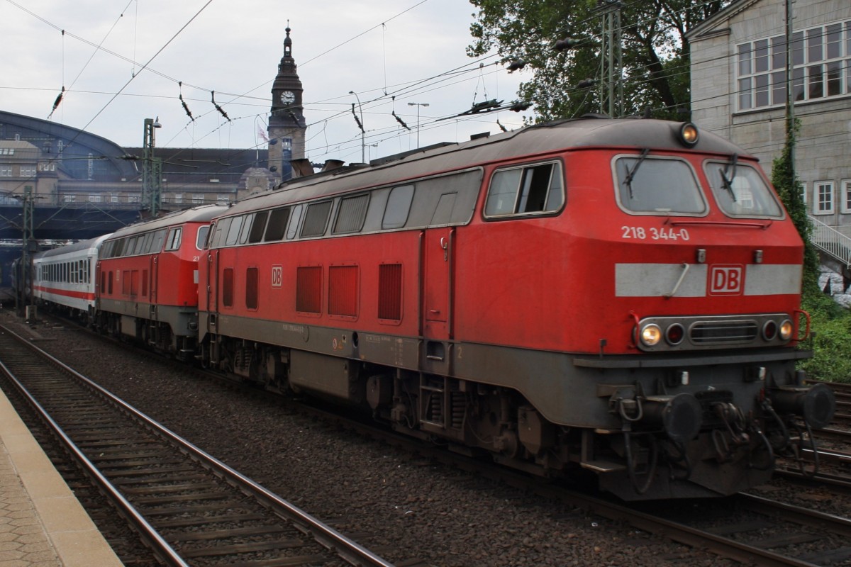 Hier 218 344-0 und 218 366-3 mit IC2170 von Hannover Hbf. nach Westerland(Sylt), bei der Ausfahrt am 4.10.2013 aus Hamburg Hbf. 